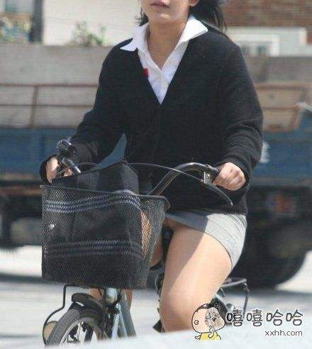 少妇短裙骑电动车 骑电动车走光视频：女汉子买鞋裙子露底(2)(点击浏览下一张趣图)