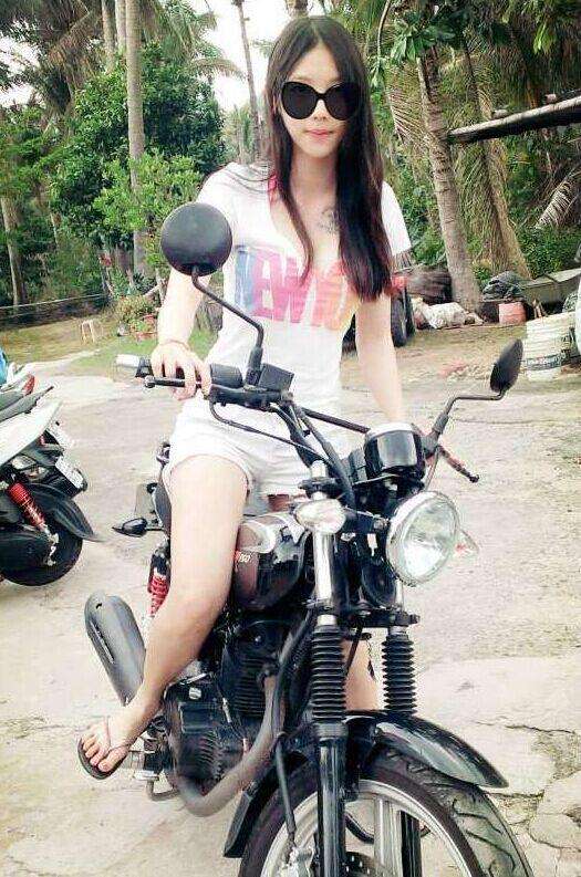 少妇短裙骑电动车 骑电动车走光视频：女汉子买鞋裙子露底(3)(点击浏览下一张趣图)