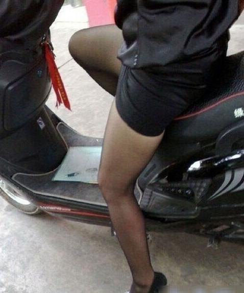 少妇短裙骑电动车 骑电动车走光视频：女汉子买鞋裙子露底(5)(点击浏览下一张趣图)