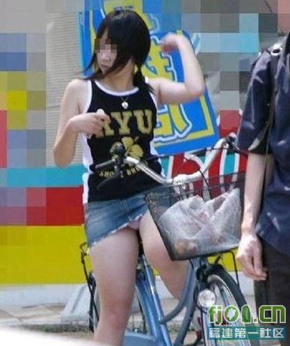 少妇短裙骑电动车 骑电动车走光视频：女汉子买鞋裙子露底(7)(点击浏览下一张趣图)