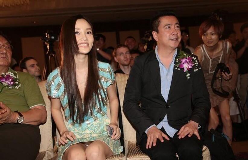 李小璐下面走光图：私人订制李小璐走光图(3)(点击浏览下一张趣图)