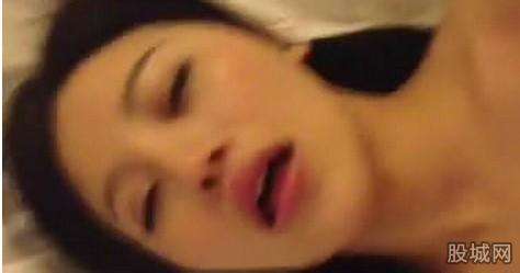 李小璐哺乳照片：李小璐从下面看白美(4)(点击浏览下一张趣图)