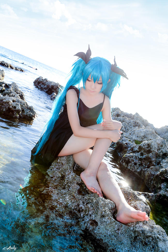 初音未来自己脱裙子 初音未来被绑憋尿失禁：初音未来邪恶彩色漫画2(点击浏览下一张趣图)