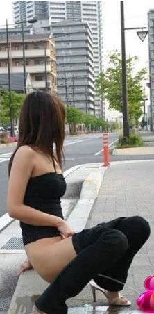 女人小便的那个部位图：美女尿急随地小便 偷拍女人小便视频(点击浏览下一张趣图)