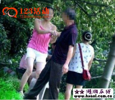 妇女树林交易图片欣赏：老头乐图片大全 公园大妈沟沟大爷图片(2)(点击浏览下一张趣图)