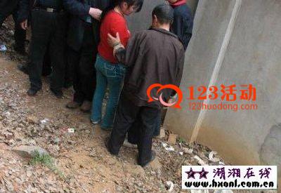 妇女树林交易图片欣赏：老头乐图片大全 公园大妈沟沟大爷图片(3)(点击浏览下一张趣图)