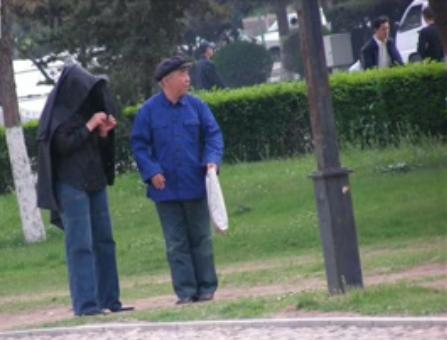 妇女树林交易图片欣赏：老头乐图片大全 公园大妈沟沟大爷图片(5)(点击浏览下一张趣图)