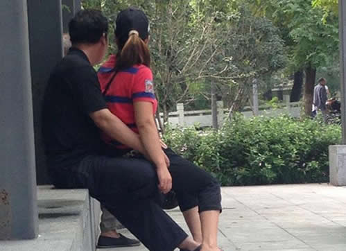 大爷大妈林森交易图片：大叔大妈野战图片大全 大爷公园玩大妈图片。(6)(点击浏览下一张趣图)