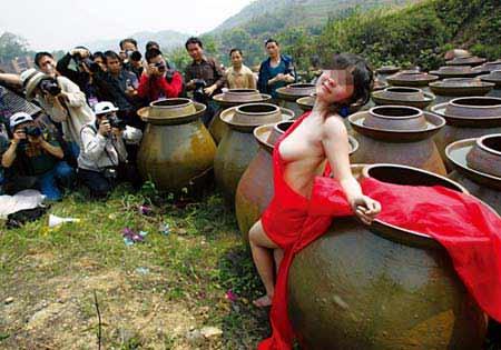 我在美院做人体模特 在自己班上做人体模特：大学生人体模特鲁娇娇(点击浏览下一张趣图)
