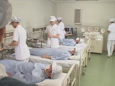 日本真人医院采精图片：采精图片出处 美女户士现身采精图(4)(点击浏览下一张趣图)