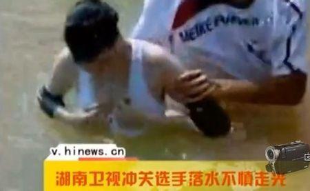 刘莹胸衣被冲开 闯关刘莹胸衣掉了完整：爱拼才会赢被水冲胸罩(5)(点击浏览下一张趣图)