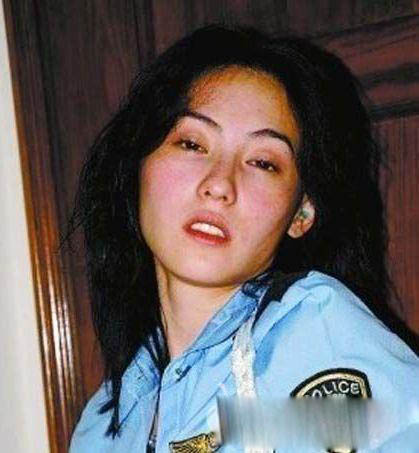 张柏芝黑本耳全套94张：全套54张柏芝门黑木 张柏芝32分视频种子(5)(点击浏览下一张趣图)