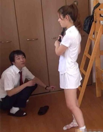看到大学有人打野战：男女靠着车打野战。 情侣路边亲热吃摸l一一(5)(点击浏览下一张趣图)