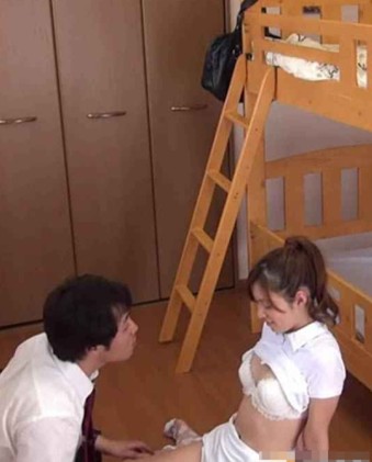 看到大学有人打野战：男女靠着车打野战。 情侣路边亲热吃摸l一一(7)(点击浏览下一张趣图)