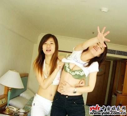 公园高中女生亲热图片：情侣公园亲热吃摸 男女野外公园偷吃图片(点击浏览下一张趣图)