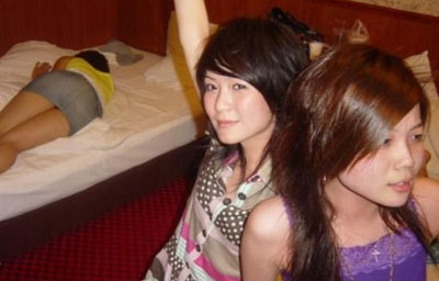 公园高中女生亲热图片：情侣公园亲热吃摸 男女野外公园偷吃图片(4)(点击浏览下一张趣图)