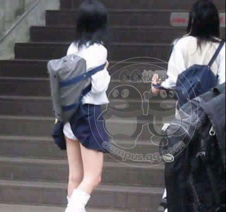 男生仰卧起坐亲女生：女生穿裙子半蹲 女生体育课上坐俯卧撑(2)(点击浏览下一张趣图)