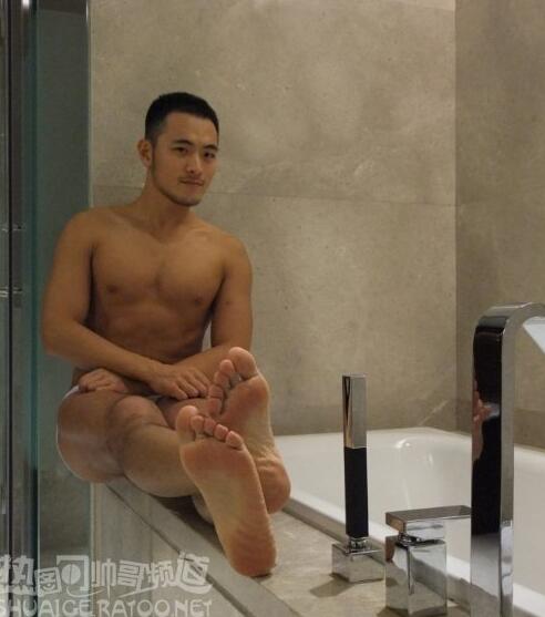 男生勃起后多难受 初中男生赤膊上体育课：体育课不小心勃起(5)(点击浏览下一张趣图)