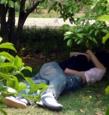 老头与农妇家偷腥图片：山坡大妈10元一摸 图片(点击浏览下一张趣图)