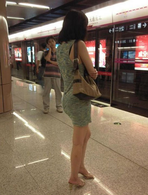 少妇肥美的黑森林吧	地铁少妇丰乳肥臀图片(3)(点击浏览下一张趣图)
