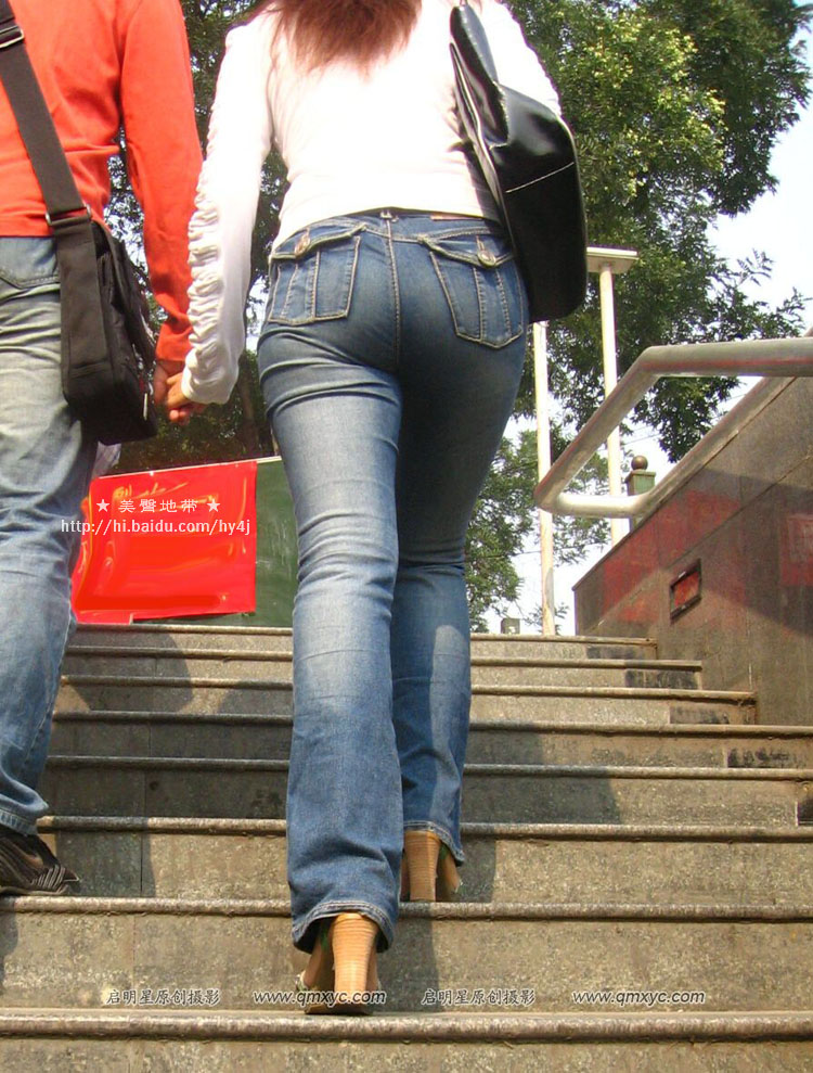 街拍紧身裤营业员  街拍职业黑西裤Ol女臀(5)(点击浏览下一张趣图)