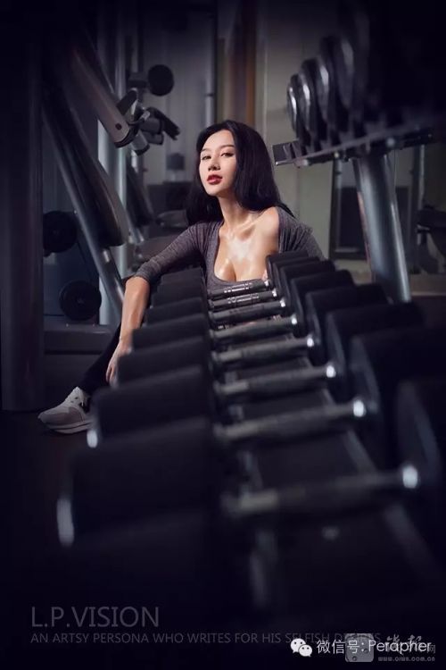 人间胸器全球欧美图片：胸器妹子挤地铁的日常(6)(点击浏览下一张趣图)