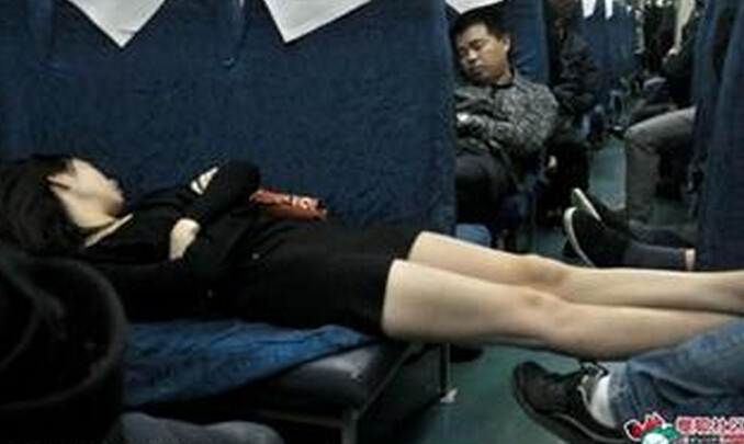 射在高铁乘务员屁股上´：密集场所紧贴女子狂顶(3)(点击浏览下一张趣图)