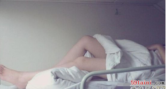 射在高铁乘务员屁股上´：密集场所紧贴女子狂顶(5)(点击浏览下一张趣图)