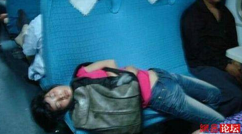 射在高铁乘务员屁股上´：密集场所紧贴女子狂顶(7)(点击浏览下一张趣图)