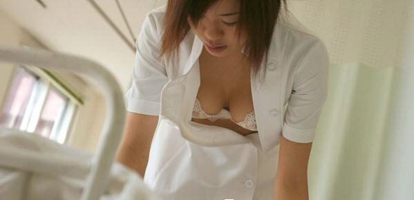 美女弯腰后尾箱拿东西：抓拍女生夏天弯腰离罩(4)(点击浏览下一张趣图)
