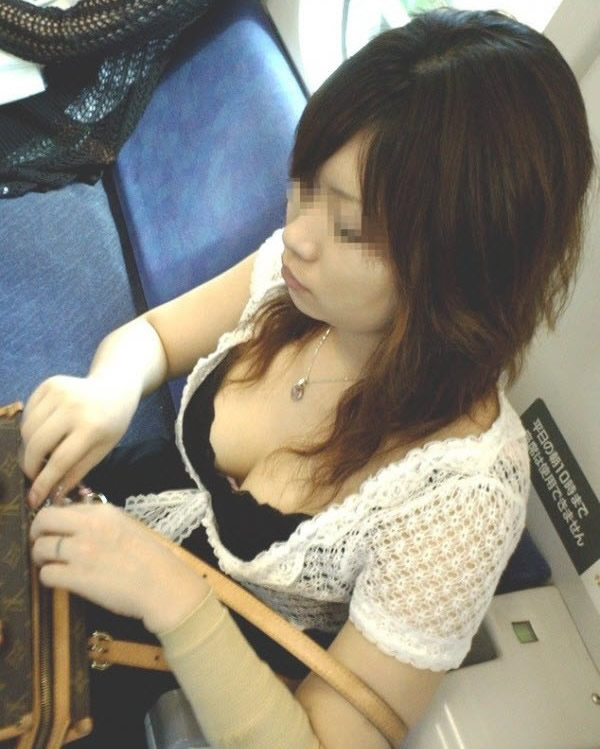 真实初中女生夏天弯腰：美女弯腰买东西两点图(3)(点击浏览下一张趣图)