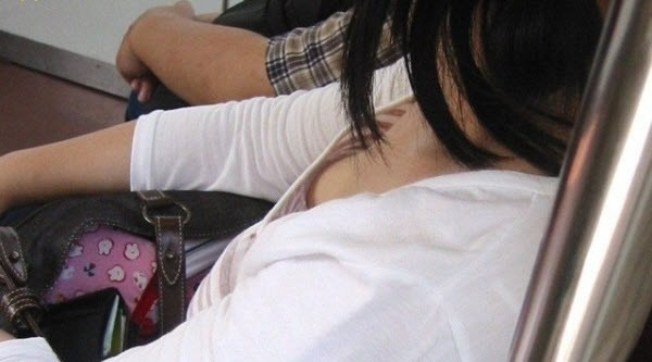 真实初中女生夏天弯腰：美女弯腰买东西两点图(4)(点击浏览下一张趣图)