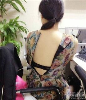 菜场妇女挑菜弯腰走光：生活中胸口走光(5)(点击浏览下一张趣图)