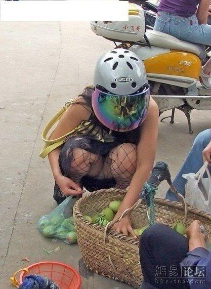 美女低头看见胸：街拍松走光露胸 夏天商场走光B毛(点击浏览下一张趣图)