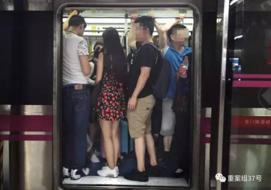 摸男生裆部他有啥反应：裆部凸起被女生看到了(点击浏览下一张趣图)