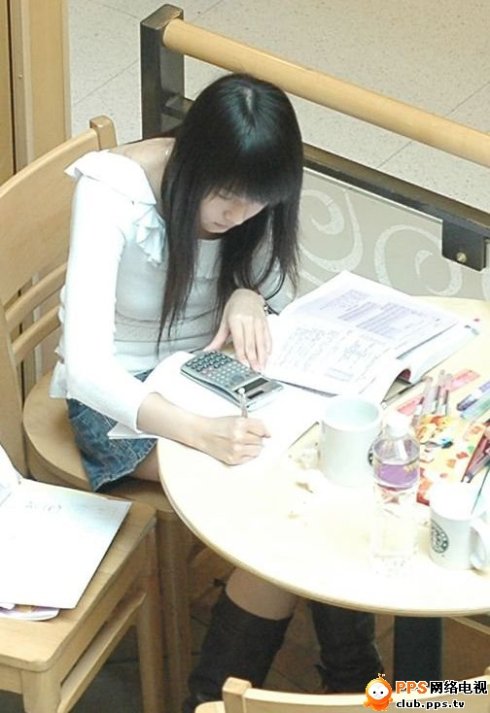 宾馆洗澡间女的洗澡：隐身偷看女生洗澡视频(4)(点击浏览下一张趣图)