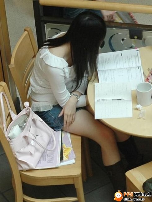 宾馆洗澡间女的洗澡：隐身偷看女生洗澡视频(5)(点击浏览下一张趣图)