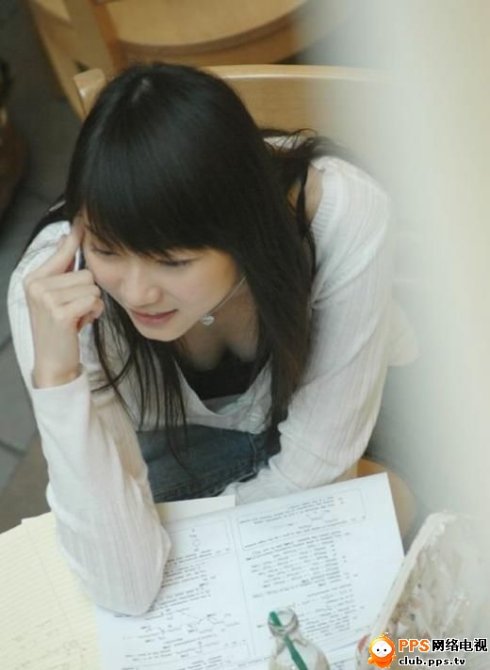 两姐妹洗澡不关窗户：女人下班洗澡忘关窗子(点击浏览下一张趣图)