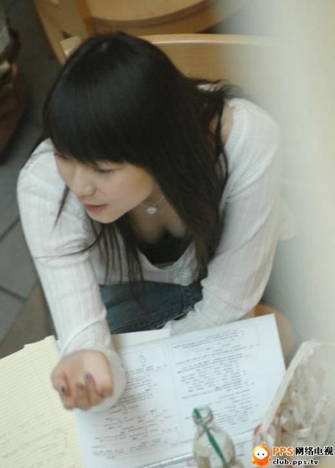 两姐妹洗澡不关窗户：女人下班洗澡忘关窗子(5)(点击浏览下一张趣图)