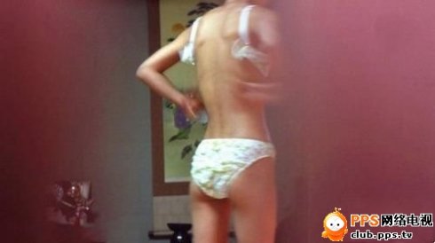 高层洗澡窗户透明：亲热过头忘了关窗户 老婆洗澡不关窗户(4)(点击浏览下一张趣图)