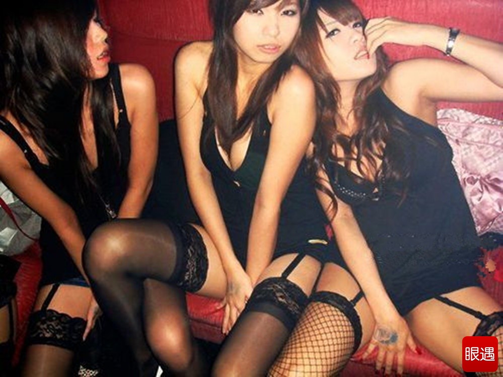 撕开她的衣服：美女视频直播秀房间9(2)(点击浏览下一张趣图)