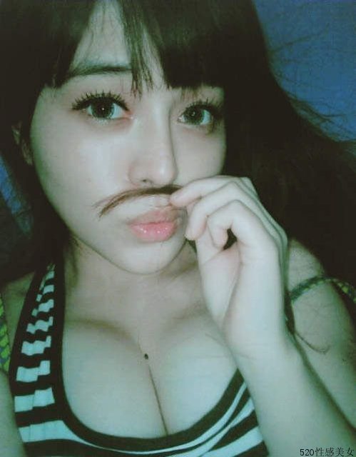看见女生没有穿内衣：我被同桌在课上摸下面(2)(点击浏览下一张趣图)