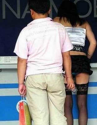 街拍紧臀白裤饱满三角图片(点击浏览下一张趣图)