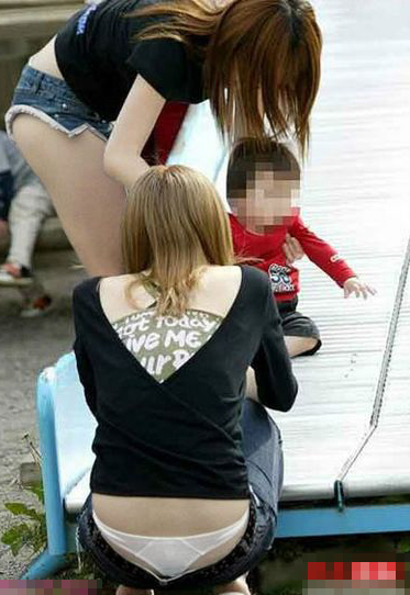 街拍紧臀白裤饱满三角图片(5)(点击浏览下一张趣图)