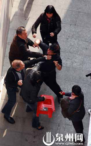 擦鞋女的惊人一幕：泉州擦鞋女的惊人一幕(点击浏览下一张趣图)
