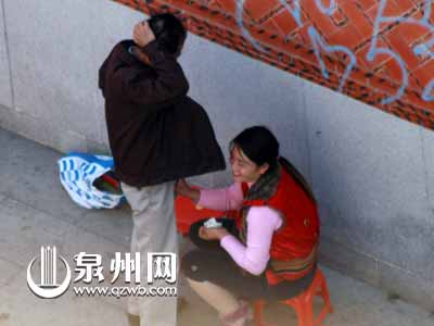 擦鞋女的惊人一幕：泉州擦鞋女的惊人一幕(2)(点击浏览下一张趣图)