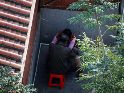 擦鞋女的惊人一幕：泉州擦鞋女的惊人一幕(4)(点击浏览下一张趣图)