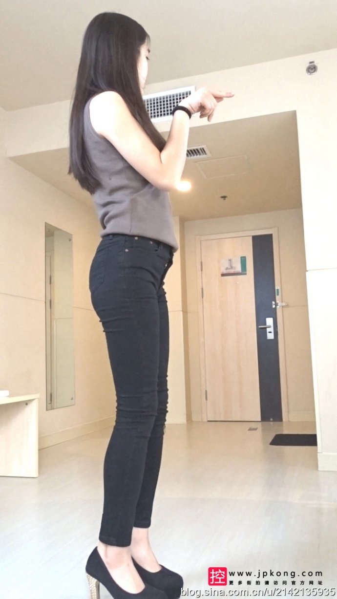 透明瑜伽裤的尴尬图片(3)(点击浏览下一张趣图)