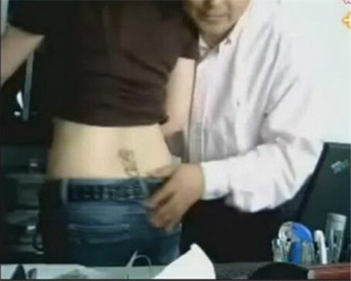 老板强吻撕衣服视频(点击浏览下一张趣图)