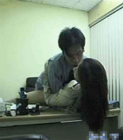 男人把女人骗到家里亲热(4)(点击浏览下一张趣图)